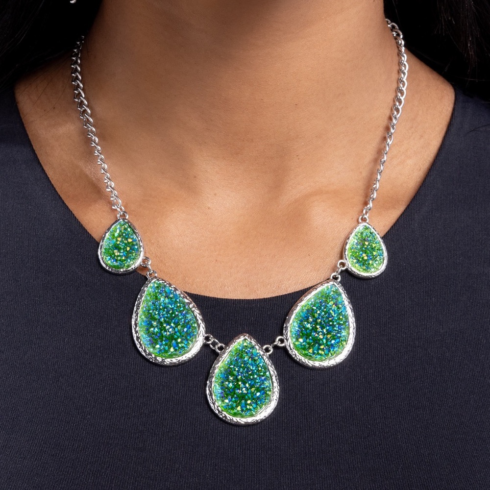Elegant Green Teardrop Necklace - Picture 3 of 3